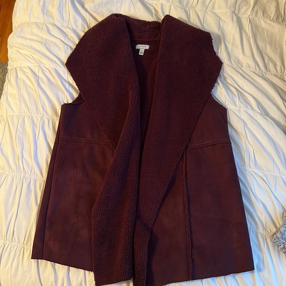 Maroon vest Size: large, condition: like new